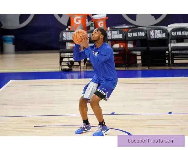 詹姆斯假传迷惑对手 布朗尼助攻艾顿完成震撼双手扣篮